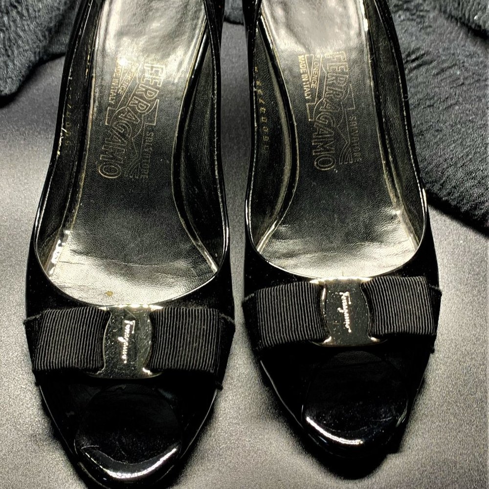 FERRAGAMO - BLACK PATENT LEATHER PUMPS